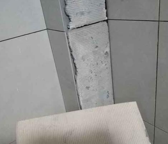 东兴瓷砖空鼓维修公司分享下厨房瓷砖脱落的补救措施。